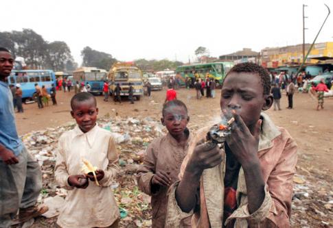 0502-Enfants_Cigarettes_Afrique